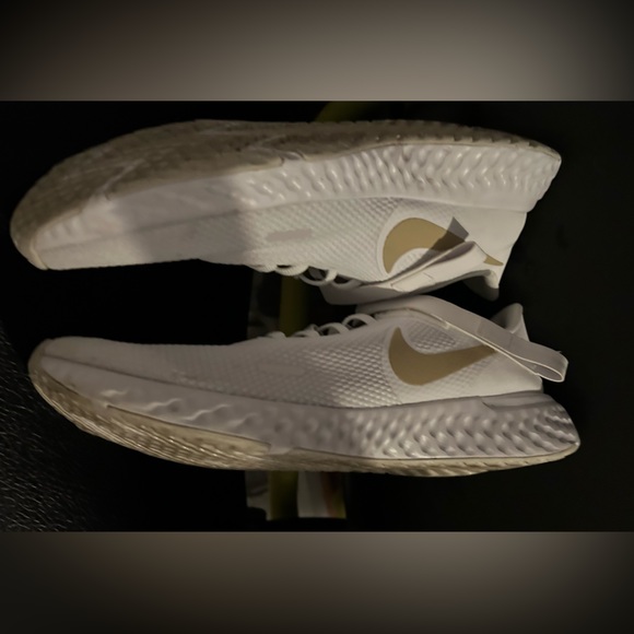 Like New Nike Women's Revolution 5 FlyEase Running Shoe size 11 - Picture 6 of 11